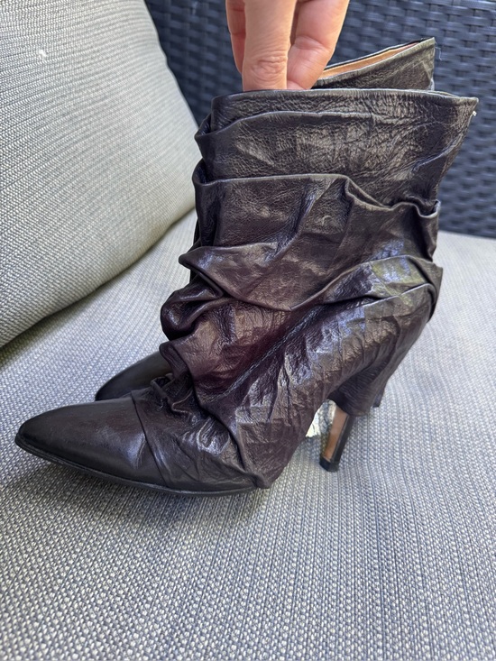Maison Martin Margiela Shoes - Margiela Black Ruched Leather Pointed-Toe Women's Ankle Boots.